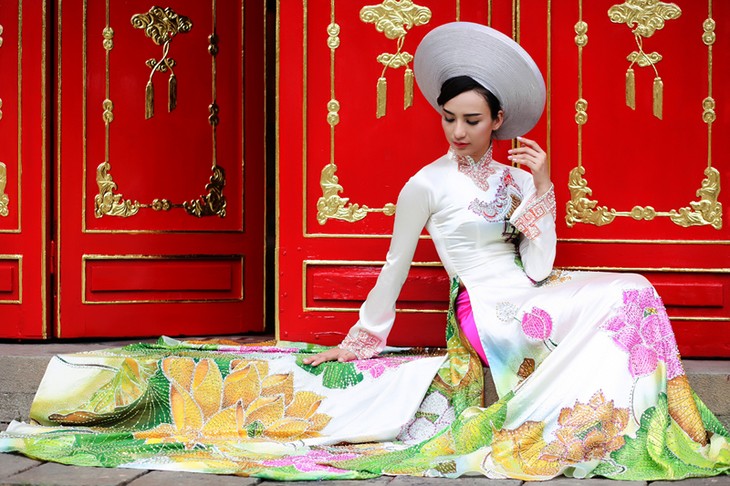 Ao dai enaltece la belleza de la mujer vietnamita - ảnh 2