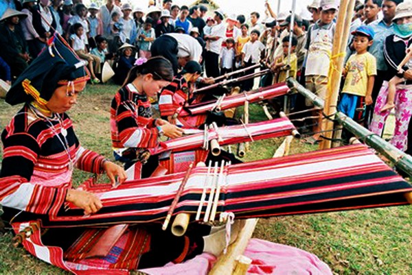 Tejido del brocado, hermoso rasgo cultural de los Bana - ảnh 1