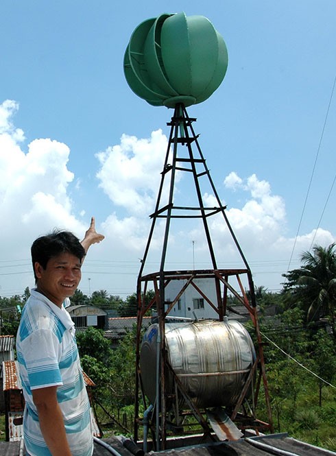 Joven campesino que convierte viento en energía eléctrica  - ảnh 1