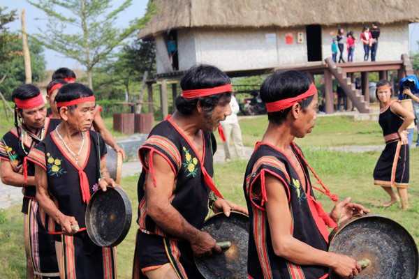 Original ceremonia de los Bana para rogar por paz  - ảnh 1