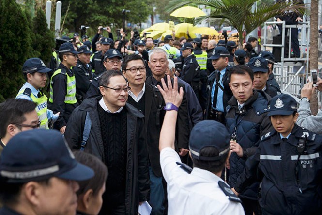 Líderes de manifestaciones en Hong Kong se rinden a la comisaría - ảnh 1