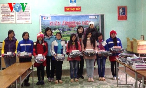 Reciben regalos de la Voz de Vietnam aldeanos pobres de Xin Cai - ảnh 1