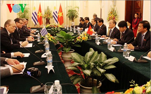 Promueven relaciones de amistad y cooperación legislativa entre Vietnam y Uruguay  - ảnh 1