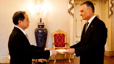 Presenta cartas credenciales embajador vietnamita en Portugal - ảnh 1