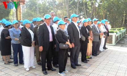 Vietnamitas en ultramar colocan inciensos en el Templo a los mártires de Ben Duoc - ảnh 1