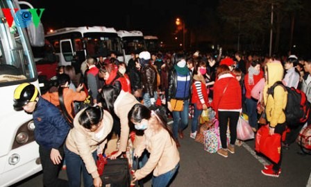 Autobuses gratuitos transportan a trabajadores a casa en ocasión del Tet - ảnh 1