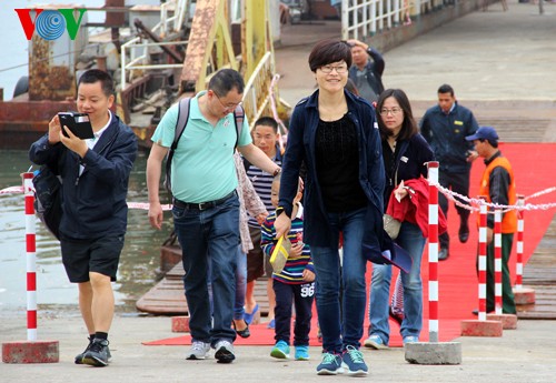 Provincia Quang Ninh recibe a los primeros 2 mil 500 turistas del Año Nuevo Lunar de la Cabra - ảnh 1