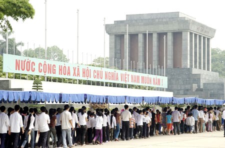 Unas 25 mil personas visitan Mausoleo Ho Chi Minh en primeros días del Año Nuevo Lunar  - ảnh 1