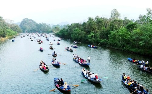 Comienzan festividades populares en Hanoi por Año Nuevo Lunar de la Cabra 2015 - ảnh 1