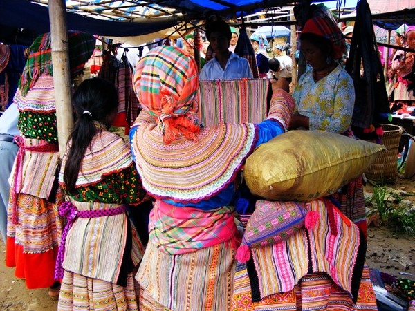 Visitar plaza original de étnicos en Bac Ha - ảnh 2