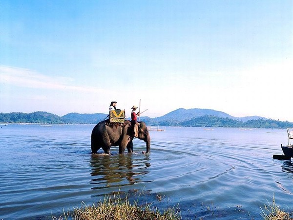 Hermosura legendaria del lago Lak - ảnh 1