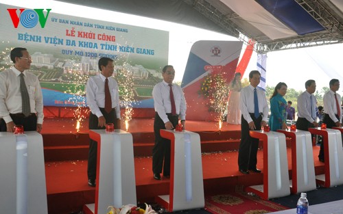 Asiste  premier vietnamita  a la construcción de importantes obras en Kien Giang - ảnh 1