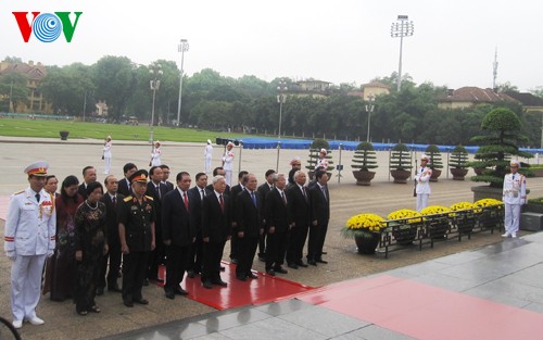 Recuerdan a próceres y héroes nacionales en el día de la reunificación nacional - ảnh 1