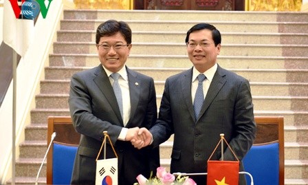 Vietnam y Corea del Sur firman acuerdo de libre comercio - ảnh 1