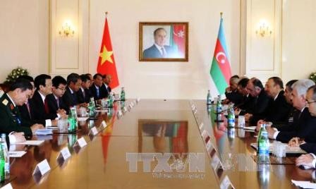 Conversaciones entre los presidentes vietnamitas y azerbaiyanos - ảnh 1