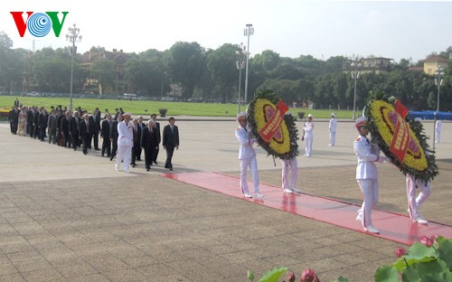 Rinden homenaje al presidente Ho Chi Minh altos dirigentes de Vietnam - ảnh 1