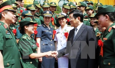 Presidente vietnamita se reúne con mujeres destacadas en ámbito militar  - ảnh 1