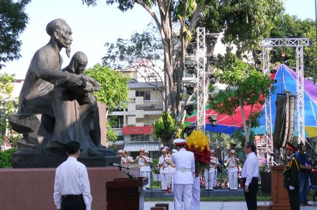 Entrega de la estatua de Ho Chi Minh con niños a la Casa Pioneril urbana  - ảnh 1