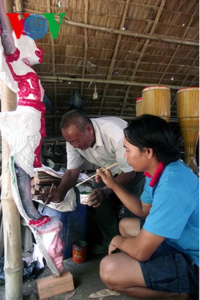 Hombre que se consagra al arte tradicional jemer  - ảnh 1