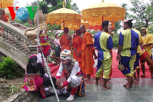 Hombre que se consagra al arte tradicional jemer  - ảnh 2