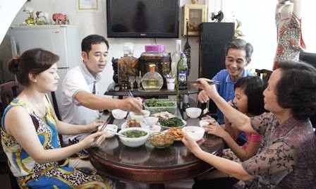 Comidas familiares contribuyen a cultivar la felicidad del hogar  - ảnh 1