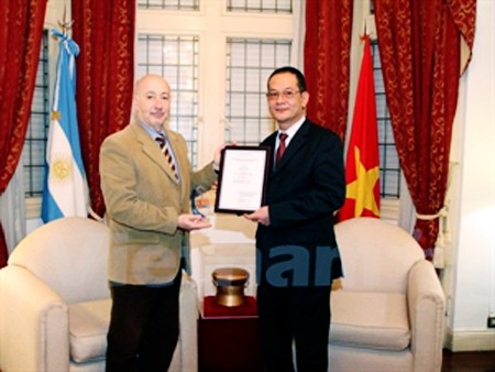 Gana periodista argentino Premio de Informaciones al Exterior de Vietnam 2014 - ảnh 1