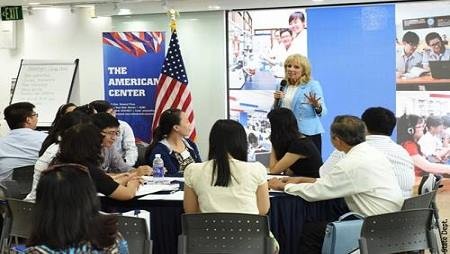 Visita Ciudad Ho Chi Minh esposa de vicepresidente estadounidense  - ảnh 1