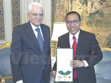 Recibe embajador vietnamita en Italia medalla de mérito  - ảnh 1