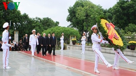 Rinden homenaje a los héroes en el Día de los Inválidos de Guerra y Mártires de Vietnam - ảnh 1