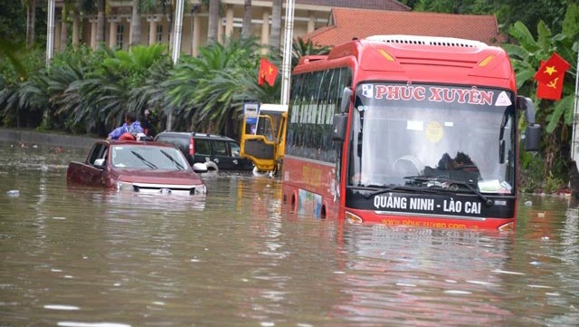 Premier vietnamita ordena superación de consecuencias de las inundaciones  - ảnh 1