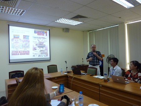 Escritor venezolano dicta conferencia en Academia de las Ciencias Sociales de Vietnam - ảnh 1