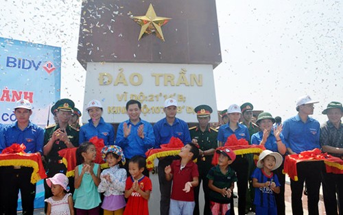 Quang Ninh inaugura poste de bandera en la isla Tran - ảnh 1