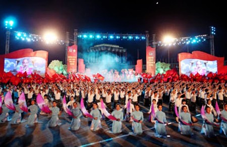 Siguen conmemorando 70 años de Revolución de Agosto y Día de la Independencia en Vietnam - ảnh 1