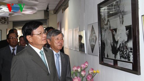 Exposición fotográfica “70 años de la diplomacia de Vietnam” en Laos - ảnh 1