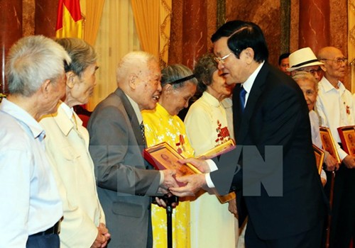 Pueblo vietnamita recordará eternamente sacrificios de veteranos revolucionarios  - ảnh 1