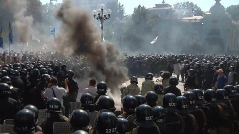 Ucrania: Detienen a manifestantes en enfrentamientos fuera de sede parlamentaria  - ảnh 1