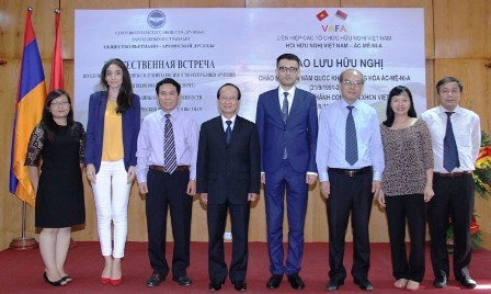 Encuentro de intercambio con motivo de la Fiesta Nacional de Vietnam y Armenia - ảnh 1