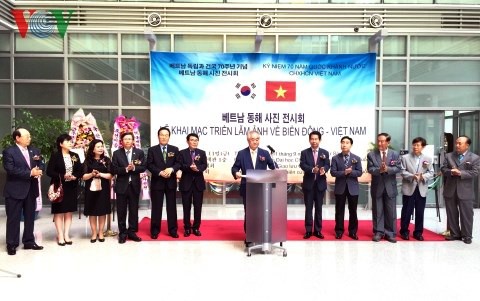 Exposición fotográfica sobre la acreción territorial de China en el Mar Oriental - ảnh 1