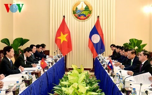 Visita del premier vietnamita a Laos evidencia a la solidad especial bilateral - ảnh 1