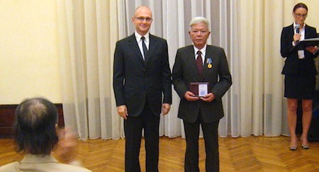 Rusia otorga medallas a 3 expertos vietnamitas en energía nuclear - ảnh 1