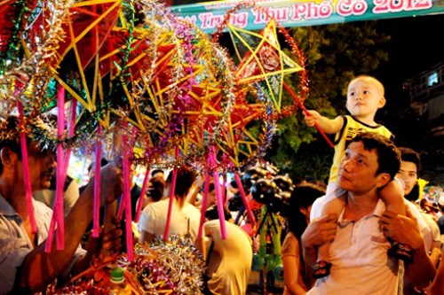 Animado ambiente del Festival del Medio Otoño en Hanoi - ảnh 4