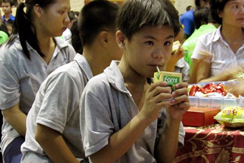 Actividades caritativas para niños necesitados en ocasión de la Fiesta del Medio Otoño 2015 - ảnh 1