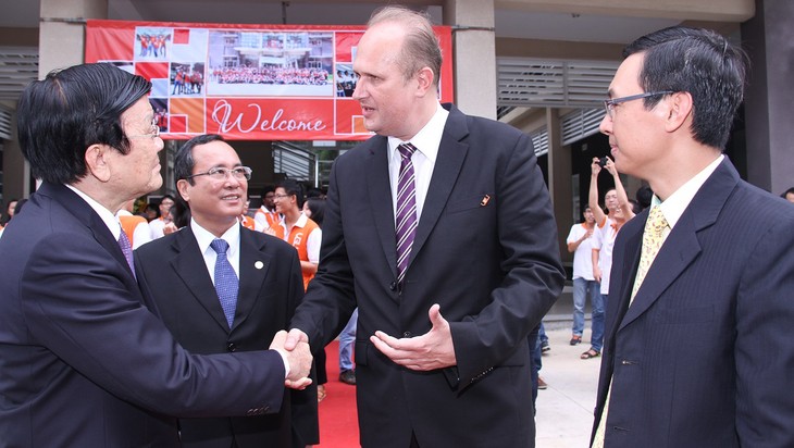 Alienta el presidente vietnamita plan educativo de la Universidad Viet-Duc - ảnh 1