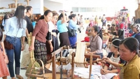 Vietnam en XIV Feria de Artesanía y Bellas Artes de Laos - ảnh 1