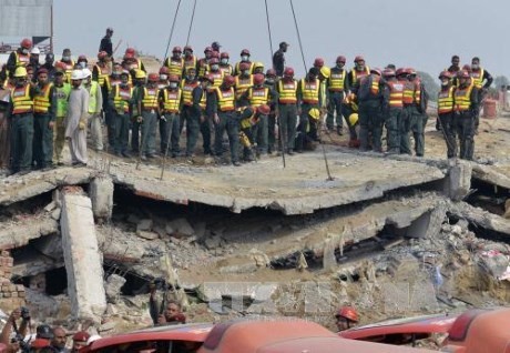 Pakistán: al menos 18 muertos por derrumbe de fábrica - ảnh 1