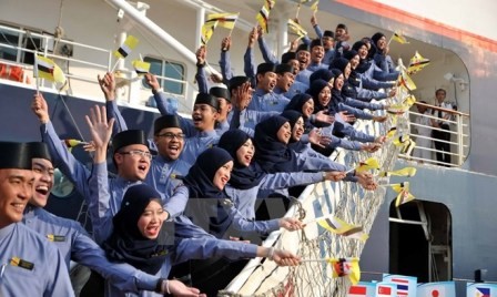 Jóvenes de Sudeste Asiático y Japón llegan en barco a Ciudad Ho Chi Minh - ảnh 1