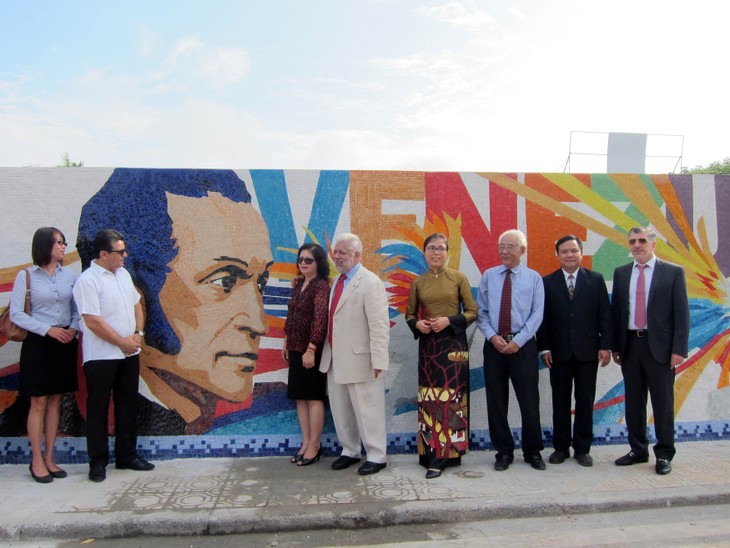 Simón Bolívar en Mural Mosaico Cerámico de Hanoi - ảnh 3