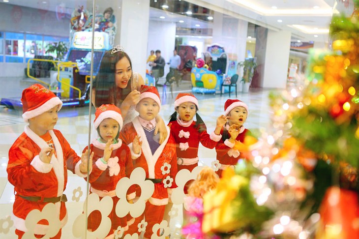 Cálido ambiente navideño en Hanoi - ảnh 7