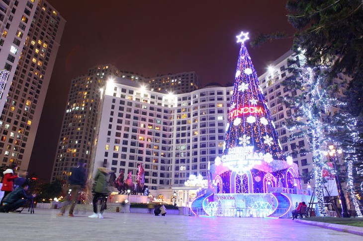 Cálido ambiente navideño en Hanoi - ảnh 2