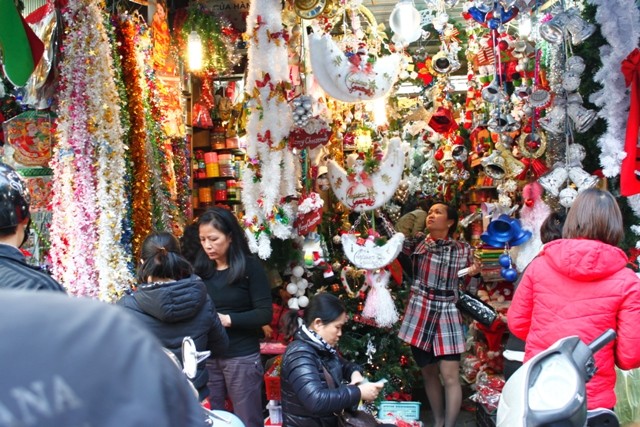 Cálido ambiente navideño en Hanoi - ảnh 5